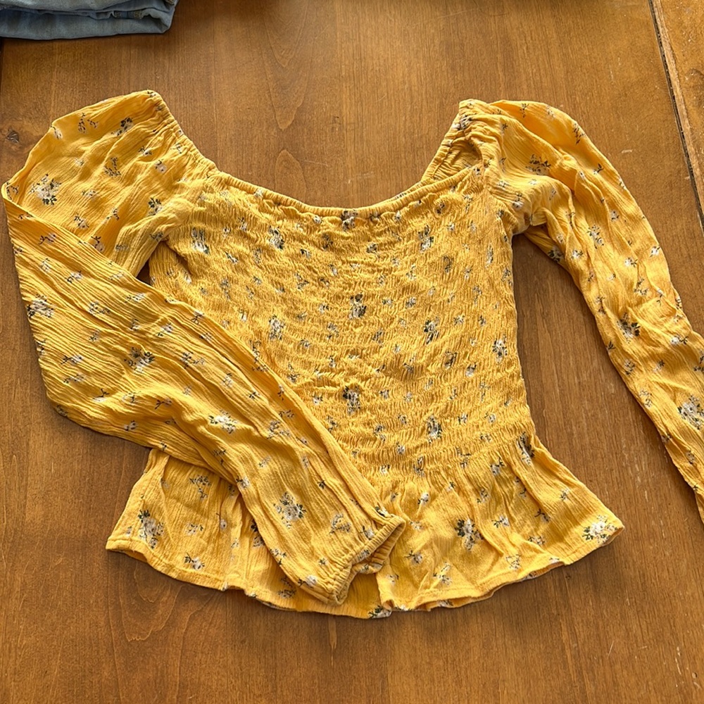 Hollister. Ribbed bodice. Wide neckline/ loose sleeves. Faded flower print.